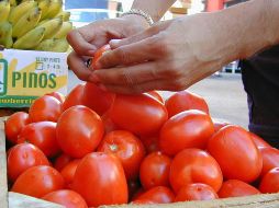 Los productos genéricos que más subieron en el mes fueron el tomate rojo (31.73%), la cebolla (30.54%) y el tomate verde (15.07%). SUN / ARCHIVO