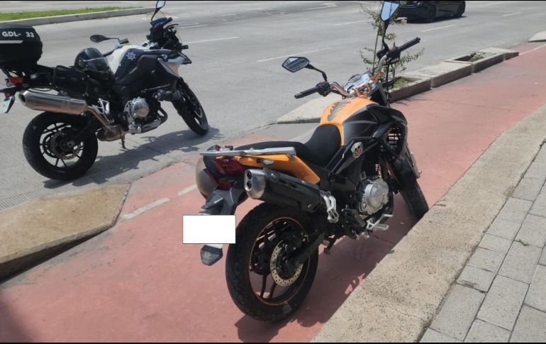 Los policías descubrieron que las motos, de la marca Italika de 150 y 200 centímetros cúbicos, contaban con reporte de robo. CORTESÍA