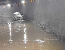 Circulaban en un automóvil Mercedes Benz, color gris, con la inundación quedó atrapado por el agua. ESPECIAL