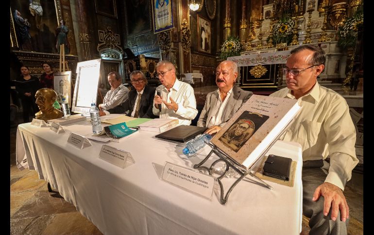 El libro fue escrito por Antonio Oceguera Villanueva, cirujano oncólogo del Hospital Civil de Guadalajara “Fray Antonio Alcalde”. EL INFORMADOR / H. Figueroa