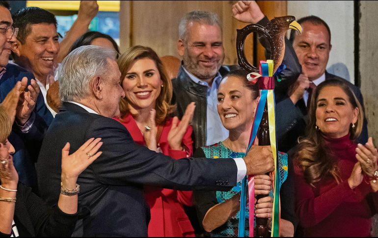 Anoche el Presidente López Obrador le entregó a Claudia Sheinbaum el “bastón de mando” por ser la elegida del proceso interno de Morena. EFE