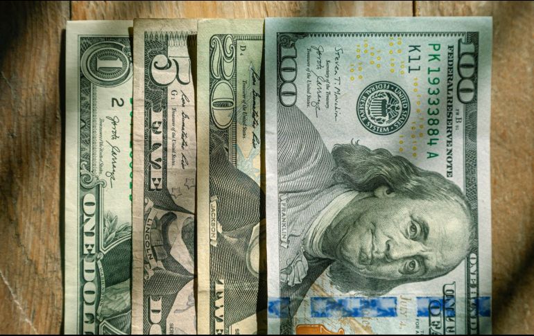 El peso mexicano se ubica en los mercados internacionales alrededor de los 17.45 pesos. Foto de Live Richer en Unsplash