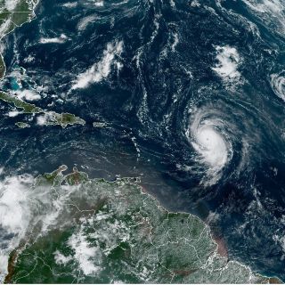 Alertan por olas de hasta 4 metros en Puerto Rico por el huracán "Lee"