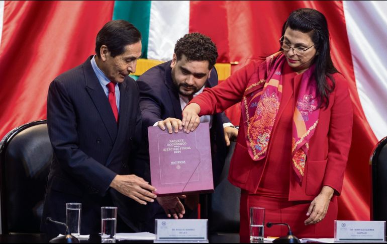 Rogelio Ramírez de la O (izq.), titular de la Secretaría de Hacienda y Crédito Público, cumplió con la entrega del documento. EFE