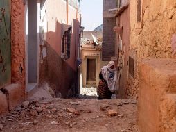Una mujer camina en una calle dañada por el sismo. EFE/J. Morchidi
