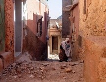 Una mujer camina en una calle dañada por el sismo. EFE/J. Morchidi