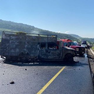 Vuelca camioneta en autopista de Guadalajara a Morelia