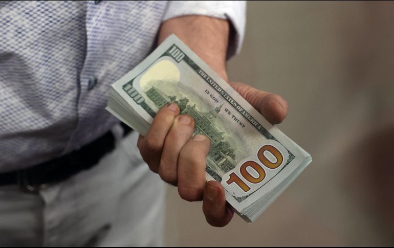 El precio del dólar está por arriba de los 17 pesos. AFP / ARCHIVO