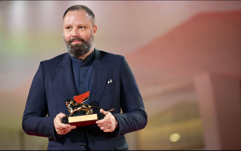 Yorgos Lanthimos. El director posa con la estatuilla del León de Oro; fue premiado por la cinta “Poor Things”. EFE/E. Ferrari