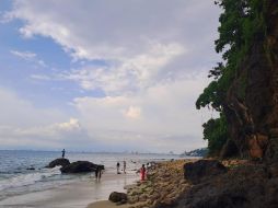 El lugar recibe su nombre precisamente por un risco, de piedra negra, que se encuentra al final de la playa. EL INFORMADOR / O. Álvarez