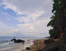 El lugar recibe su nombre precisamente por un risco, de piedra negra, que se encuentra al final de la playa. EL INFORMADOR / O. Álvarez