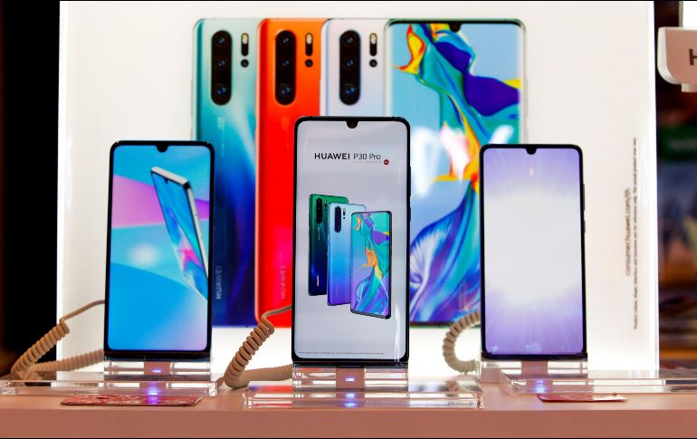 Pasar batería de un celular a otro es posible a través de la famosa carga inalámbrica inversa. EL INFORMADOR / ARCHIVO