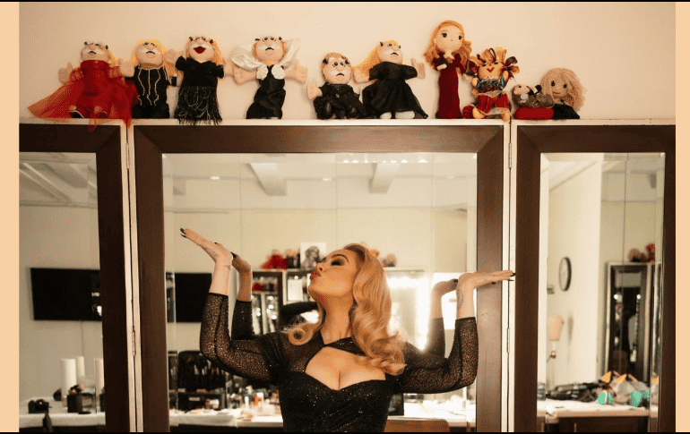 Adele ha compartido en sus redes sociales una fotografía con los peluches que su audiencia mexicana le ha dado como muestra de cariño. Redes sociales @indie505.