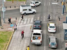 En la imagen se ve a dos ciclistas transitando por el carril exclusivo del Macrobús, en San Juan de Dios. EL INFORMADOR/ A. Navarro