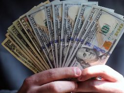 El dólar inició la jornada de hoy lunes por arriba de la barrera de los 17 pesos. EFE / ARCHIVO