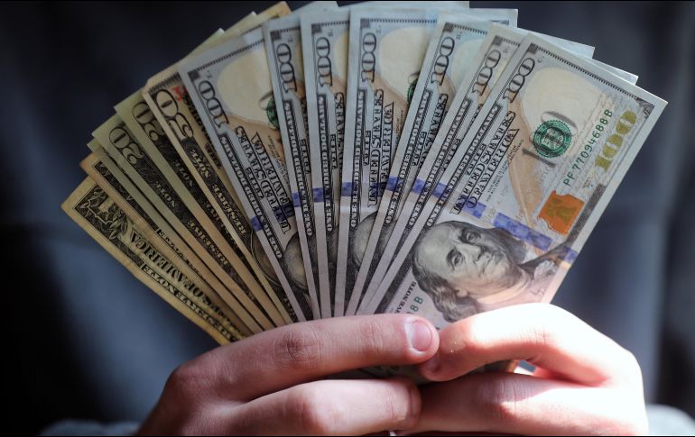 El dólar inició la jornada de hoy lunes por arriba de la barrera de los 17 pesos. EFE / ARCHIVO