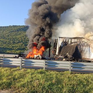 Se incendia tráiler que transportaba atún en autopista a Morelia