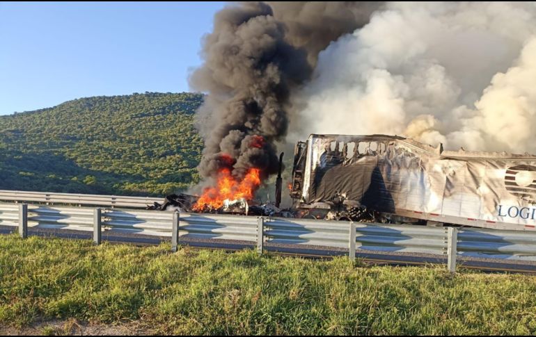 No hubo personas lesionadas y el conductor fue resguardado, sin ninguna afectación a su salud. ESPECIAL/ Protección Civil