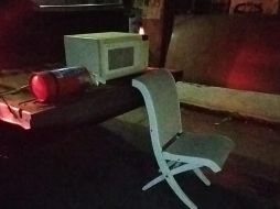 Los elementos de seguridad tapatíos detuvieron a uno de ellos y recuperaron un extintor, un microondas, una silla plegable, un desarmador y un par de chapas. ESPECIAL / Policía de Guadalajara