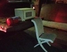 Los elementos de seguridad tapatíos detuvieron a uno de ellos y recuperaron un extintor, un microondas, una silla plegable, un desarmador y un par de chapas. ESPECIAL / Policía de Guadalajara