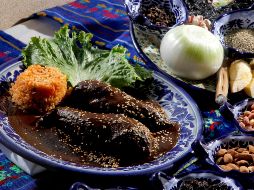 El mole, hecho con chiles, chocolate y otras especias, se puede servir sobre pollo, pavo o cerdo, se adorna con ajonjolí, y se acompaña con arroz. NTX / ARCHIVO
