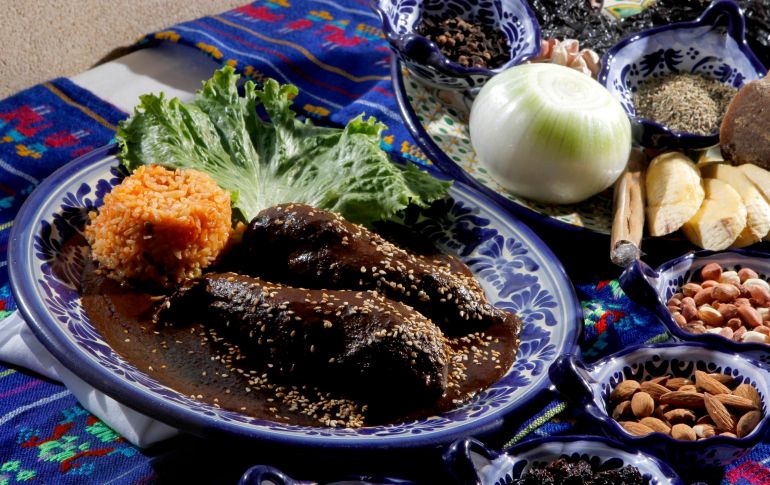 El mole, hecho con chiles, chocolate y otras especias, se puede servir sobre pollo, pavo o cerdo, se adorna con ajonjolí, y se acompaña con arroz. NTX / ARCHIVO