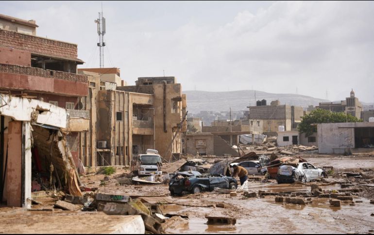 Destrozos en la ciudad de Derna, la más afectada por las lluvias torrenciales que han dejado por el momento unas 2 mil 400 víctimas mortales y 10 mil desaparecidos. EFE/Departamento de Comunicación del Gobierno Libio