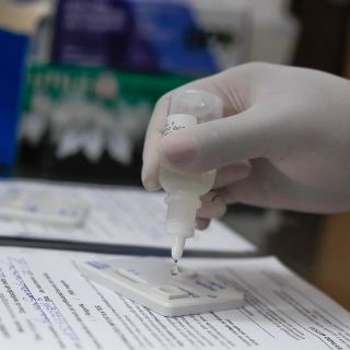 Inmunidad contra el COVID-19 reduce los contagios a terceros, dice estudio