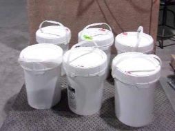 El líquido narcótico fue colocado en seis baldes de cinco galones con un peso de aproximadamente 100 litros. CORTESÍA/CBP