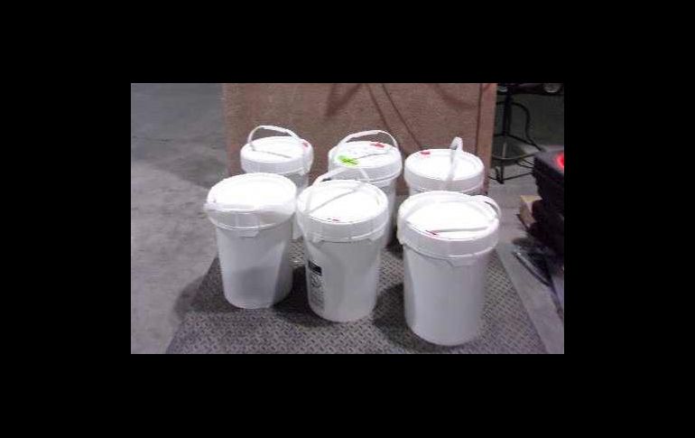 El líquido narcótico fue colocado en seis baldes de cinco galones con un peso de aproximadamente 100 litros. CORTESÍA/CBP