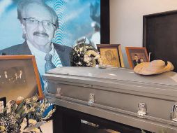 Féretro de Benito Castro rodeado de flores y recuerdos. EL UNIVERSAL
