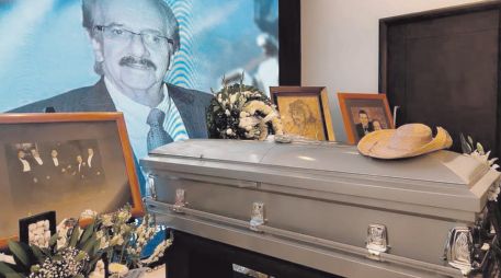 Féretro de Benito Castro rodeado de flores y recuerdos. EL UNIVERSAL