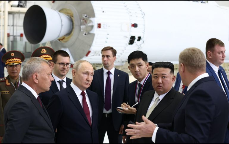 Putin y Kim iniciaron su encuentro con una visita a las instalaciones de lanzamiento de las naves espaciales Soyuz-2. EFE/EPA/ARTEM GEODAKYAN/SPUTNIK/KREMLIN POOL