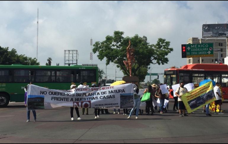Vecinas y vecinos de distintas colonias se manifestaron este miércoles en los cruces de las avenidas Tonaltecas y Tonalá. ESPECIAL