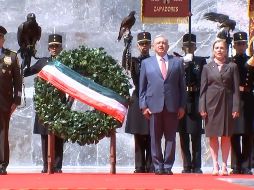 El Presidente López Obrador, su esposa Beatriz Gutiérrez Müller y militares cantan al unísono el Himno nacional mexicano. ESPECIAL / Captura de pantalla