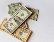El peso mexicano se ubica en los mercados internacionales alrededor de los 17.14 pesos. Foto de Alexander Schimmeck en Unsplash