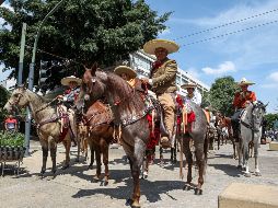 Los charros cabalgaron a través de las calles del Centro. EL INFORMADOR/ H. Figueroa