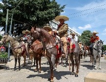 Los charros cabalgaron a través de las calles del Centro. EL INFORMADOR/ H. Figueroa