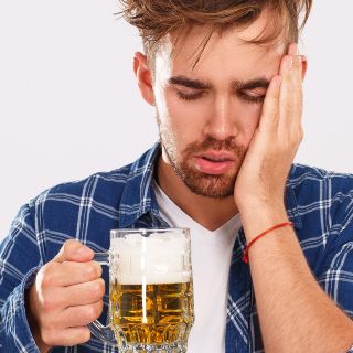 Estos son los 5 trucos para tomar alcohol sin que te dé cruda