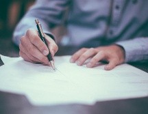 Firmar una hoja en blanco es una actividad común entre algunos centros de trabajo, sin embargo vulneran los derechos de los trabajadores. Unsplash.