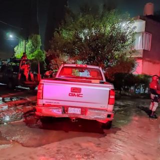 Abandonan camioneta con armas y granadas en Lagos de Moreno