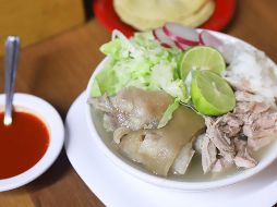 Un pozole se puede considerar un platillo completo y balanceado, porque contiene: verduras: lechuga, rábanos y cebolla; cereales: los granos de maíz; alimentos de origen animal. EL INFORMADOR / ARCHIVO