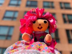 De acuerdo con la SRE, esta muñeca artesanal representa el esfuerzo de miles de mujeres artesanas mexicanas. ESPECIAL / SRE
