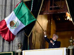 Cada año, el Presidente de México en turno tiene la obligación de repicar la Campana de Dolores para revivir, ante el público congregado en la plancha del Zócalo la noche del 15 de Septiembre, el grito de Independencia. AFP / ARCHIVO