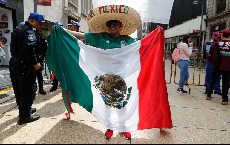 Horas antes de la celebración de la Independencia de México, un país arraigado en historia y tradición, decenas de miles de mexicanos llegan al centro de la capital para festejar con su familia. EFE / M. Guzmán