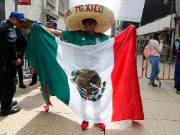 Horas antes de la celebración de la Independencia de México, un país arraigado en historia y tradición, decenas de miles de mexicanos llegan al centro de la capital para festejar con su familia. EFE / M. Guzmán