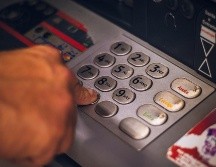 Si quieres sacar dinero y no hay un Banco del Bienestar cerca de ti, te decimos dónde te cobrarán menos comisión. Unsplash.