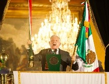 Los trabajadores colocaron el cordón tricolor sobre el Balcón Presidencial. SUN/ ARCHIVO.