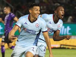 Diber Cambindo (derecha) hizo los dos goles del Cruz Azul. IMAGO7/E. Reséndiz