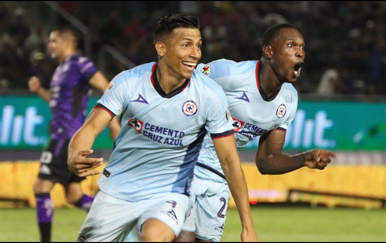 Diber Cambindo (derecha) hizo los dos goles del Cruz Azul. IMAGO7/E. Reséndiz